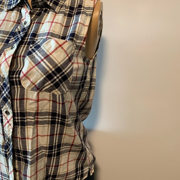 Forever21 women’s Junior plaid sleeveless shirt - Picture 3 of 13